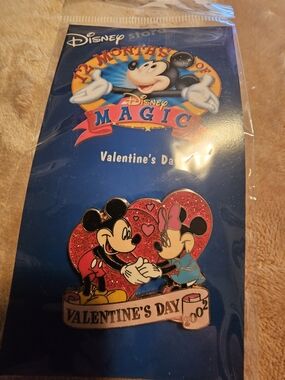 Disney Valentine's Day Mickey‎ & Minnie Enamel Pin - Red Glitter ❤️❤️